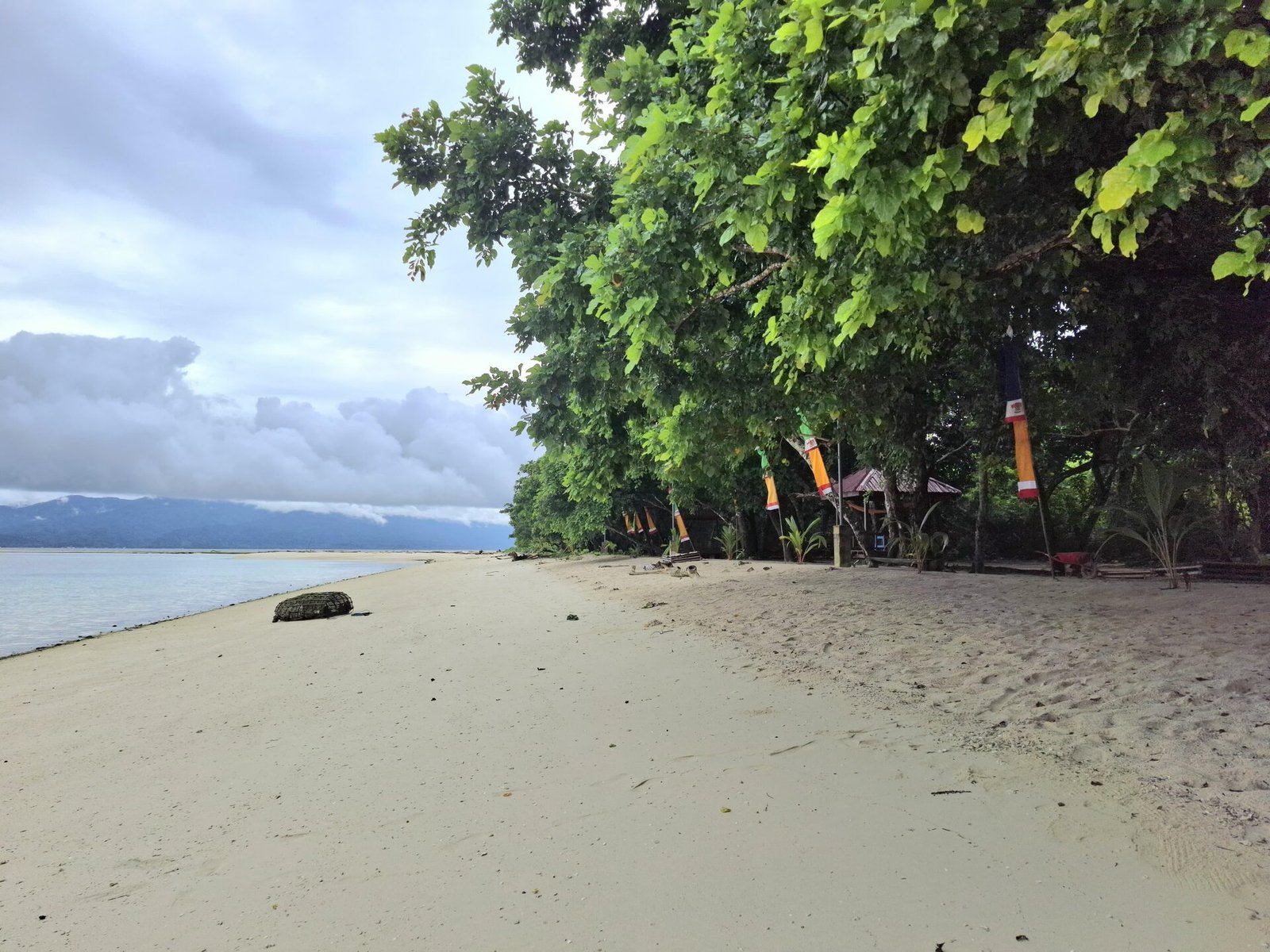 Area peristirahatan di tepi pantai