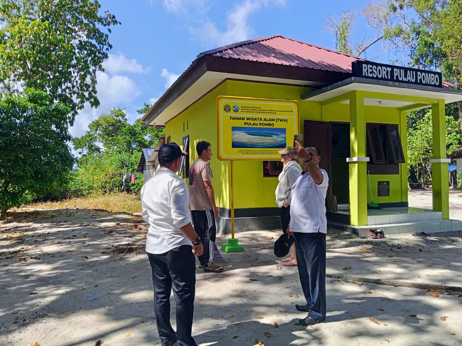 Pos Resort Pulau Pombo