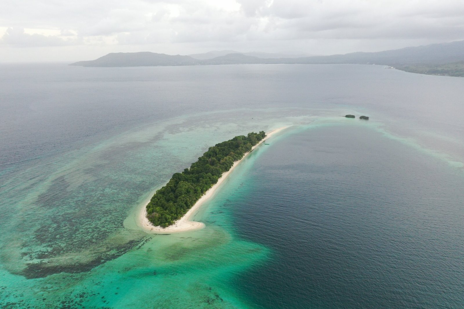 Foto udara semenanjung pasir Pulau Pombo